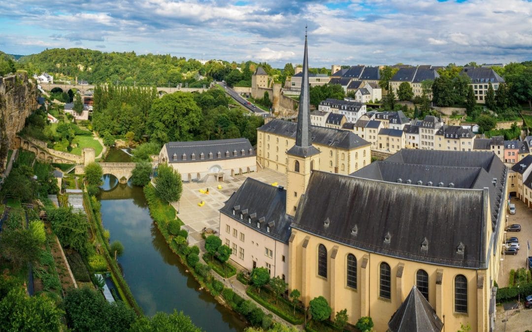 Hogyan lehet párhuzamos alapot létrehozni Luxemburgban?